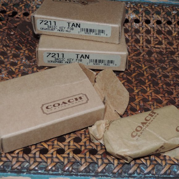 NEW COACH VINTAGE British Tan BROWN LEATHER KEY RING FOB NIB Box & Coach Tissue - Picture 2 of 5